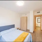 3 Bed Sleeps 6 - Free Parking & Balcony