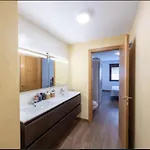 3 Bed Sleeps 6 - Free Parking & Balcony
