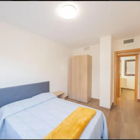 3 Bed Sleeps 6 - Free Parking & Balcony