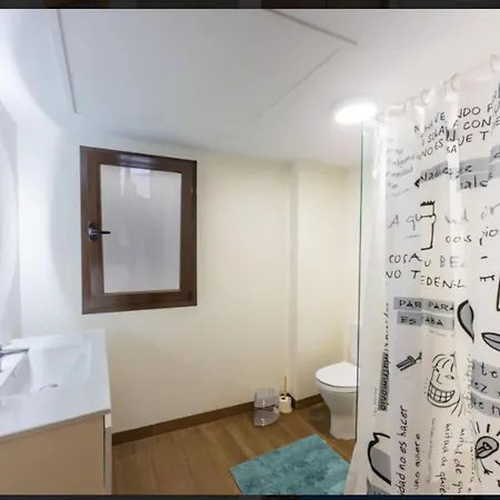 3 Bed Sleeps 6 - Free Parking & Balcony