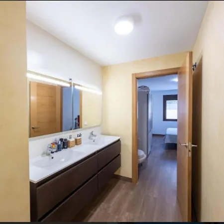 3 Bed Sleeps 6 - Free Parking & Balcony