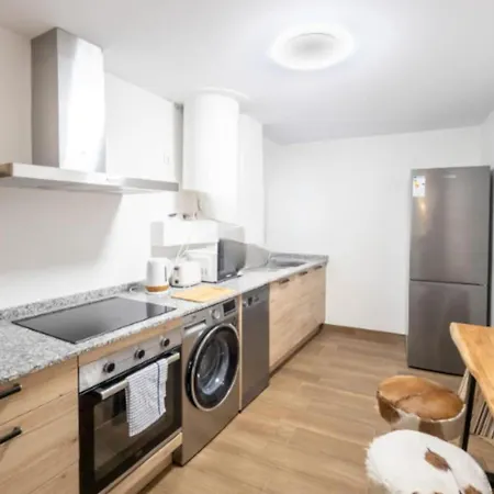3 Bed Sleeps 6 - Free Parking & Balcony *
