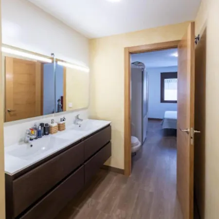 3 Bed Sleeps 6 - Free Parking & Balcony Estepona
