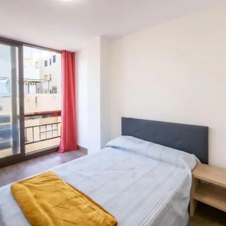 3 Bed Sleeps 6 - Free Parking & Balcony *