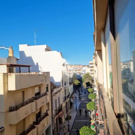 3 Bed Sleeps 6 - Free Parking & Balcony Apartment *