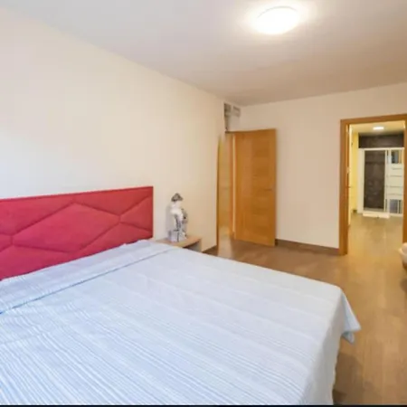 3 Bed Sleeps 6 - Free Parking & Balcony Estepona