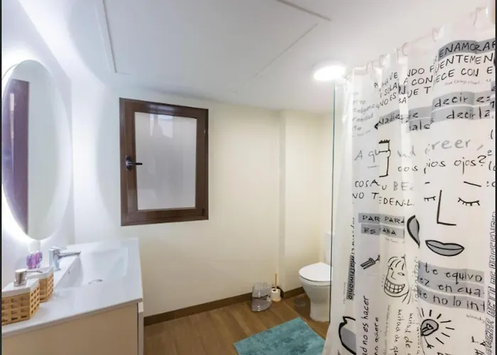 3 Bed Sleeps 6 - Free Parking & Balcony