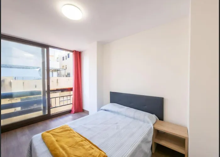 3 Bed Sleeps 6 - Free Parking & Balcony *