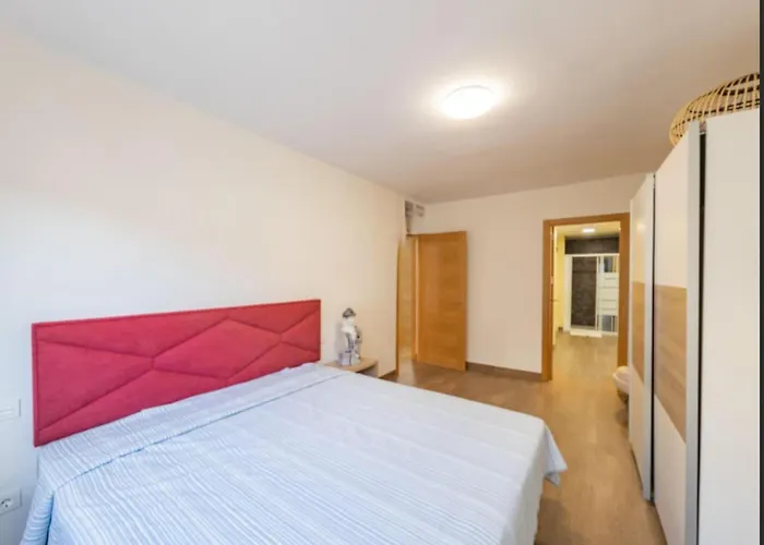 3 Bed Sleeps 6 - Free Parking & Balcony * Estepona