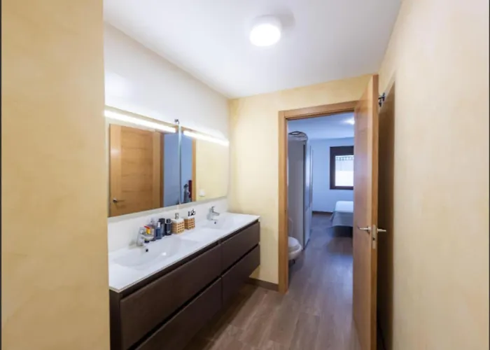 3 Bed Sleeps 6 - Free Parking & Balcony