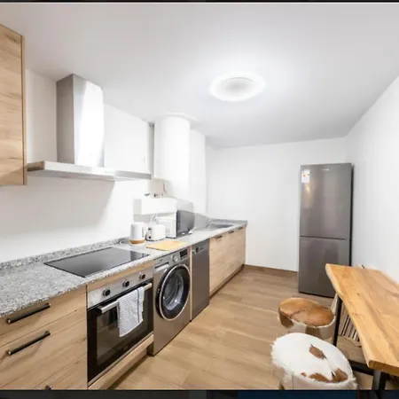 Διαμέρισμα 3 Bed Sleeps 6 - Free Parking & Balcony Εστεπόνα