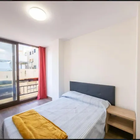3 Bed Sleeps 6 - Free Parking & Balcony *