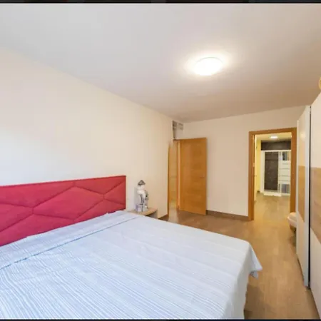 3 Bed Sleeps 6 - Free Parking & Balcony * Εστεπόνα