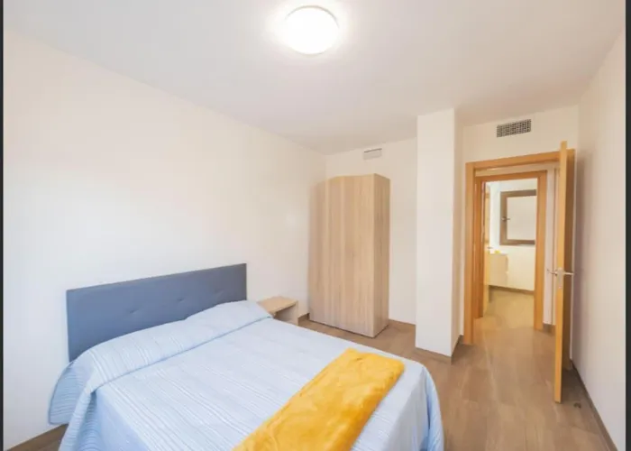 3 Bed Sleeps 6 - Free Parking & Balcony