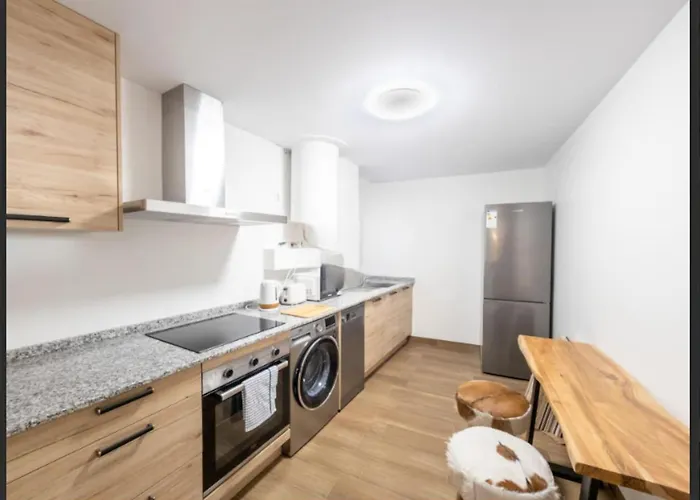 Διαμέρισμα 3 Bed Sleeps 6 - Free Parking & Balcony Εστεπόνα